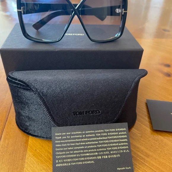 Tom Ford Yvonne sunglasses
With box and authenticity card
Retails $580 at Saks - Picture 3 of 8
